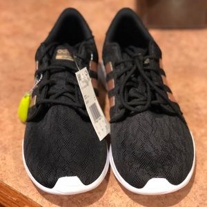 Aida’s cloud foam *Black/ Rose Gold*